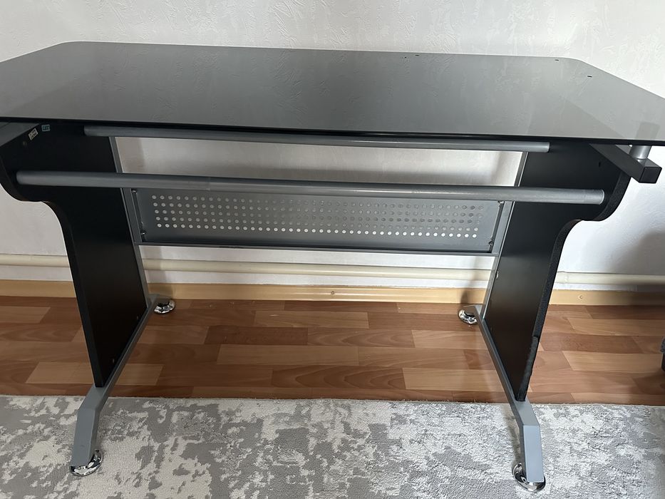 Стол для компьютера.Цвет серо-черная,поверхность стекло,корпус металл.