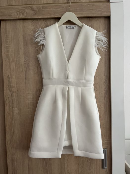 Бяла рокля Akasha