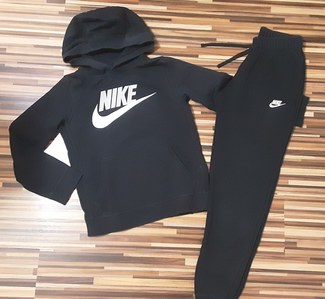 (XS) NIKE оригинален екип 2 части 79лв