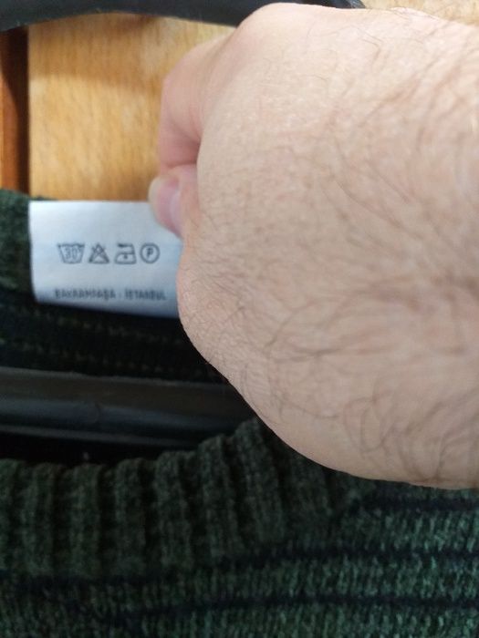 Продава мъжки пуловери на много изгодни цени