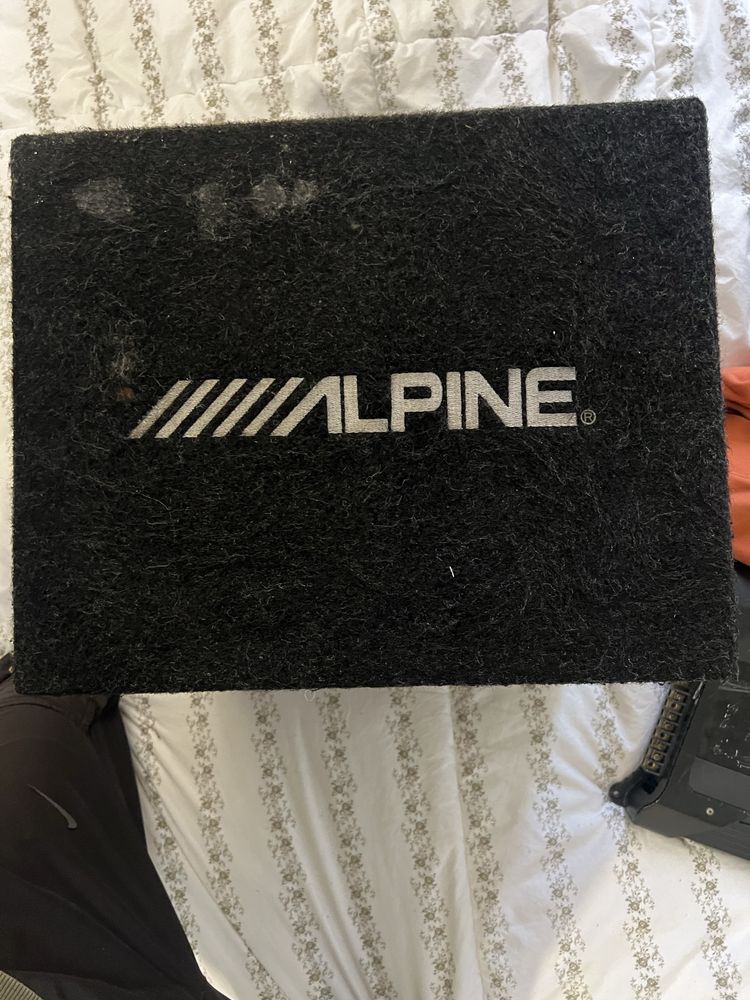 Бас каса alpine 12 със усилвател blaupunkt