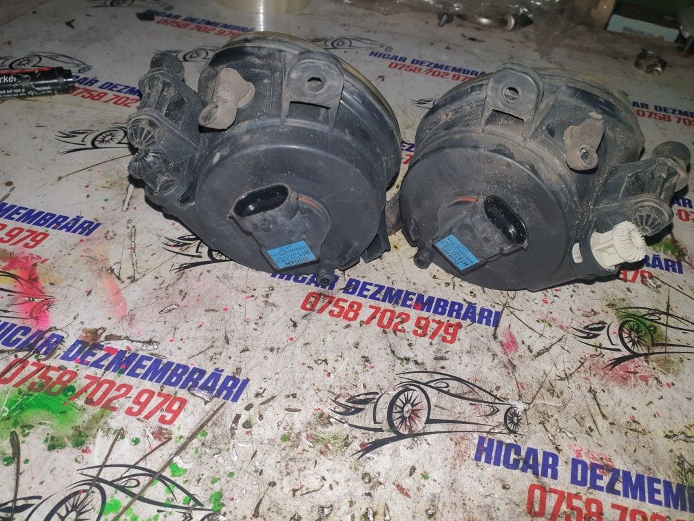 Proiector stanga dreapta cu defect la prindere audi a4 b8 8k