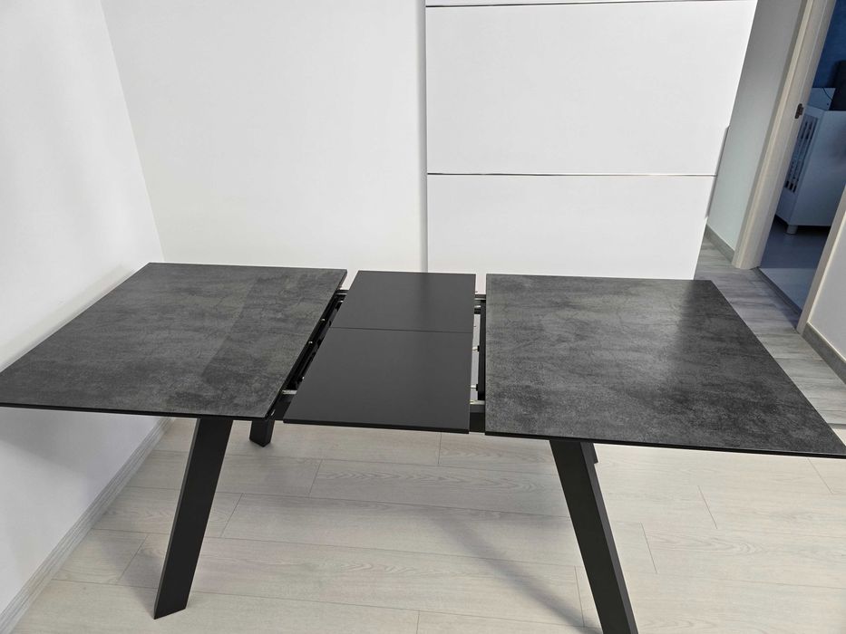 Masă extensibilă XXXLutz cu cadru din metal si blat MDF cu Sticlă