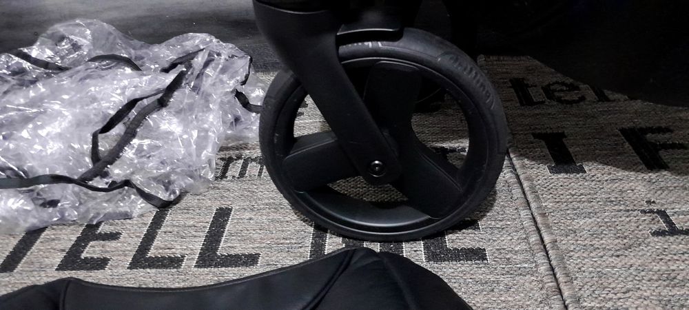 Carucior 3 in 1 folosit negru cu maro elegant