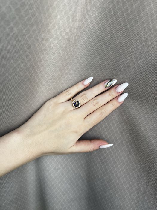 Inel elegant cu safir albastru si zirconii- argint 925 placat cu aur