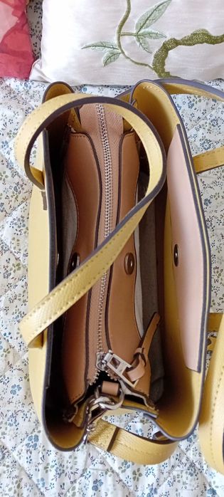 Дамска чанта в прекрасен слънчев цвят-жълт-,,Parfois". Цена: 45 лв.