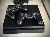 PlayStation 4 + 2 controllere originale, stare excelentă!