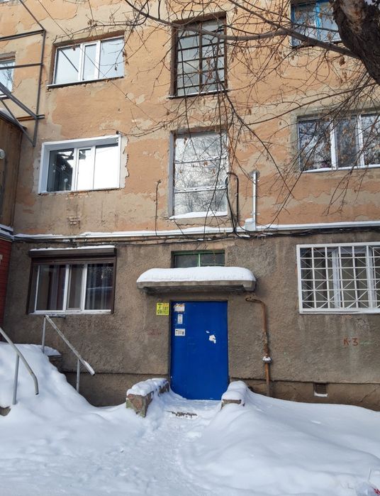Продам комнату с балконом в центре Караганды (Лободы 46),13 м2, рассро