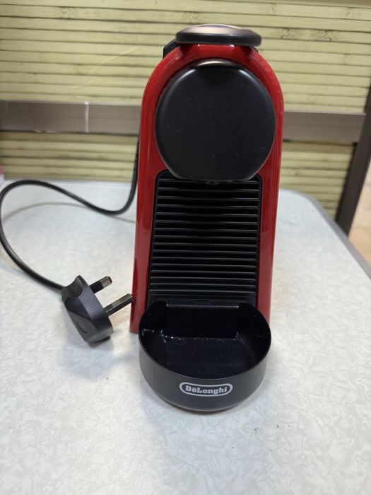 Кафемашина с капсули Nespresso Essenza Red