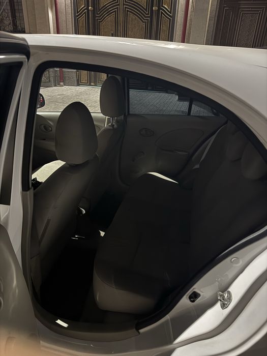 Nissan Micra белый