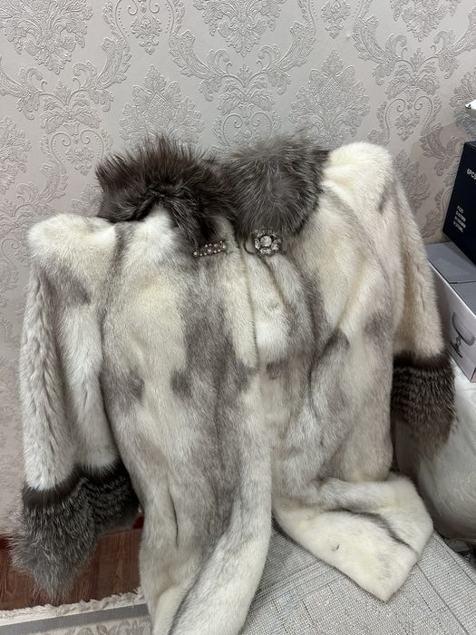 Шуба белая с серым принтом