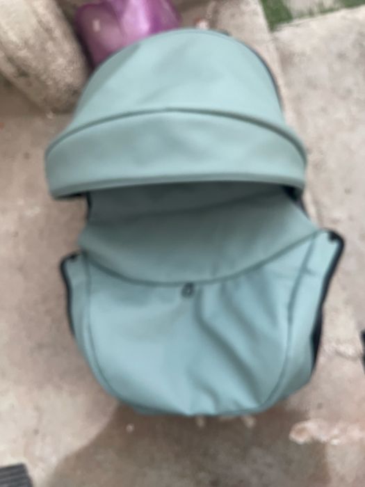 Кош за кола за новородено.Без забележки , като чисто ново.