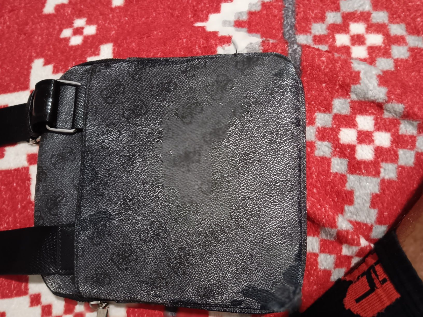 Чантичка на GUESS