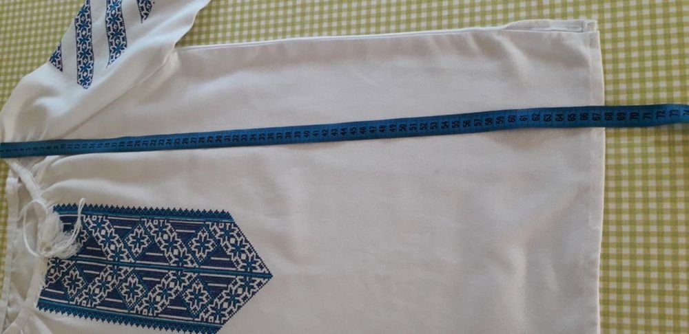 Cămașă tradițională cusută pe panza de casă