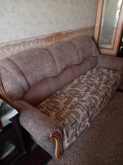 Отдам диван б/у, свежая обивка, ( минус- подавлен поролон).