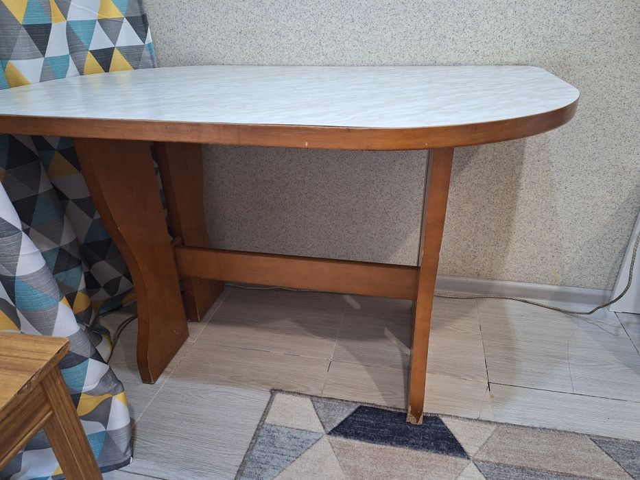 Продам кухонный стол