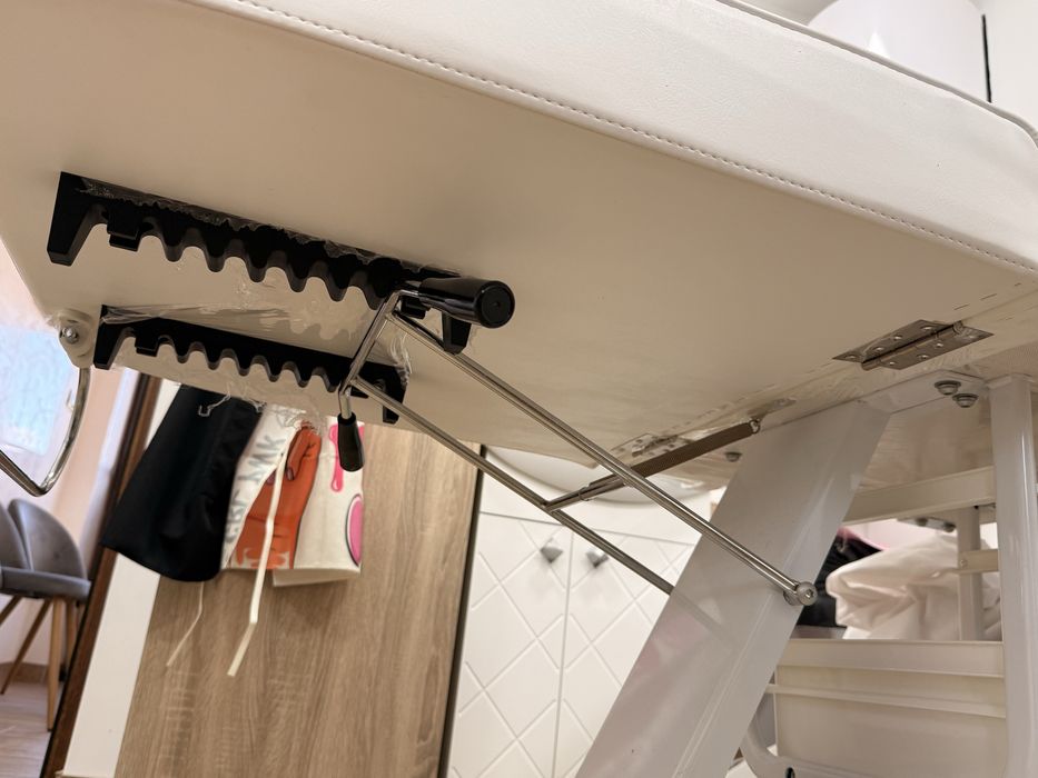 Кожена кушетка стол