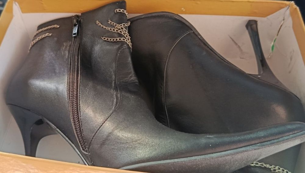 Етик ва полсапожкалар сотилади.  Йенги.  Бренд нурсаче.