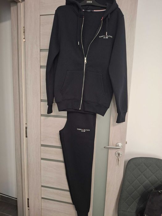 Vând Trening Tommy Hilfiger
