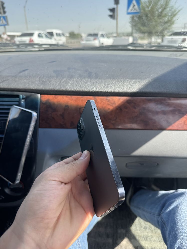 Iphone 12 pro   |    77%   |    256 gb   |    Karopka bor