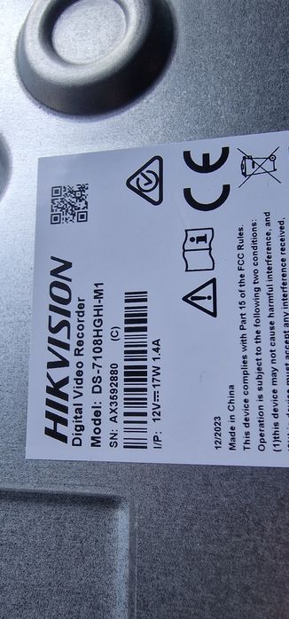 Vand dvr cu 8 canale Hikvision si 4 camere