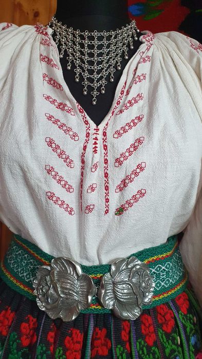 Costum popular (ie/camasa, valnic/fota/catrinta/opreg)