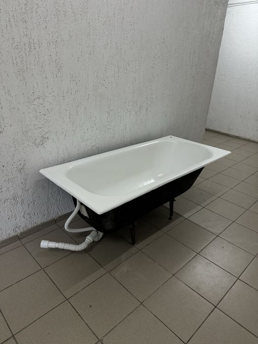 В продаже Чугунная ванна