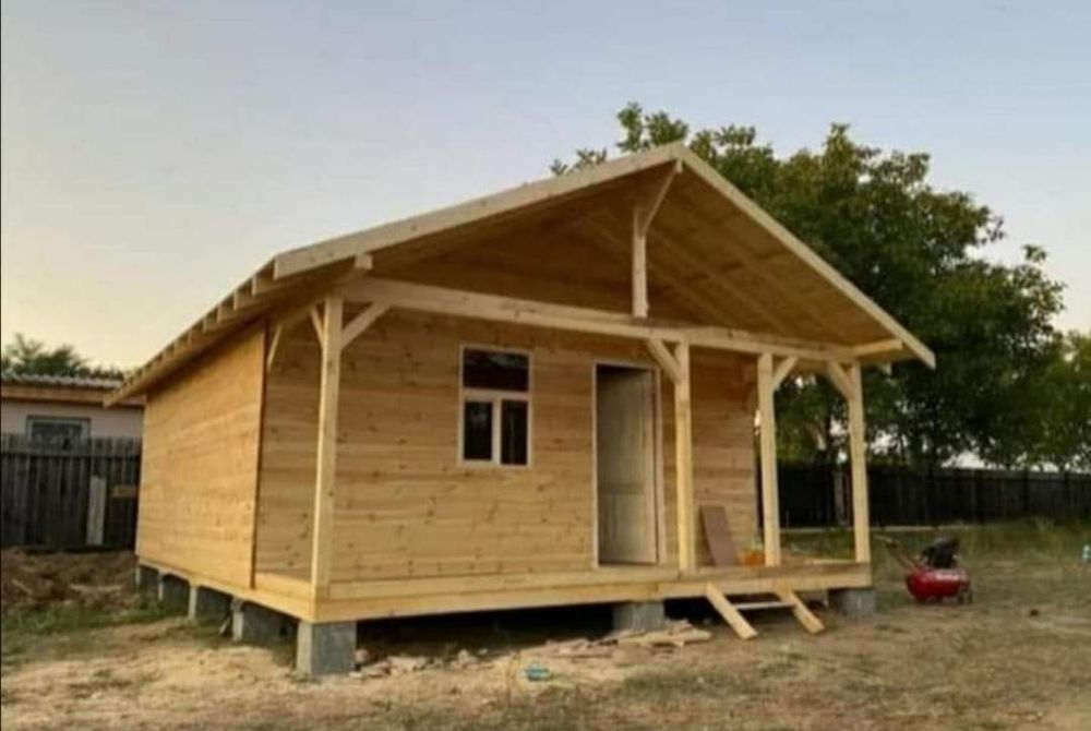 Vând cabana de lemn