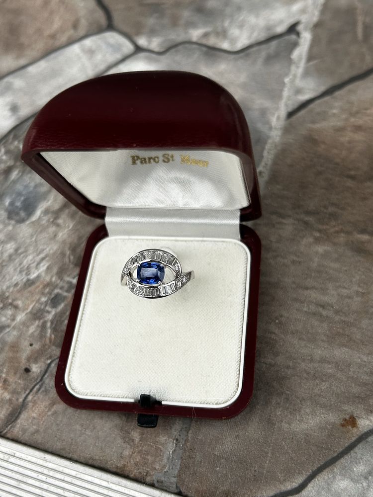 Inel din aur 18k diamante baghete si safir