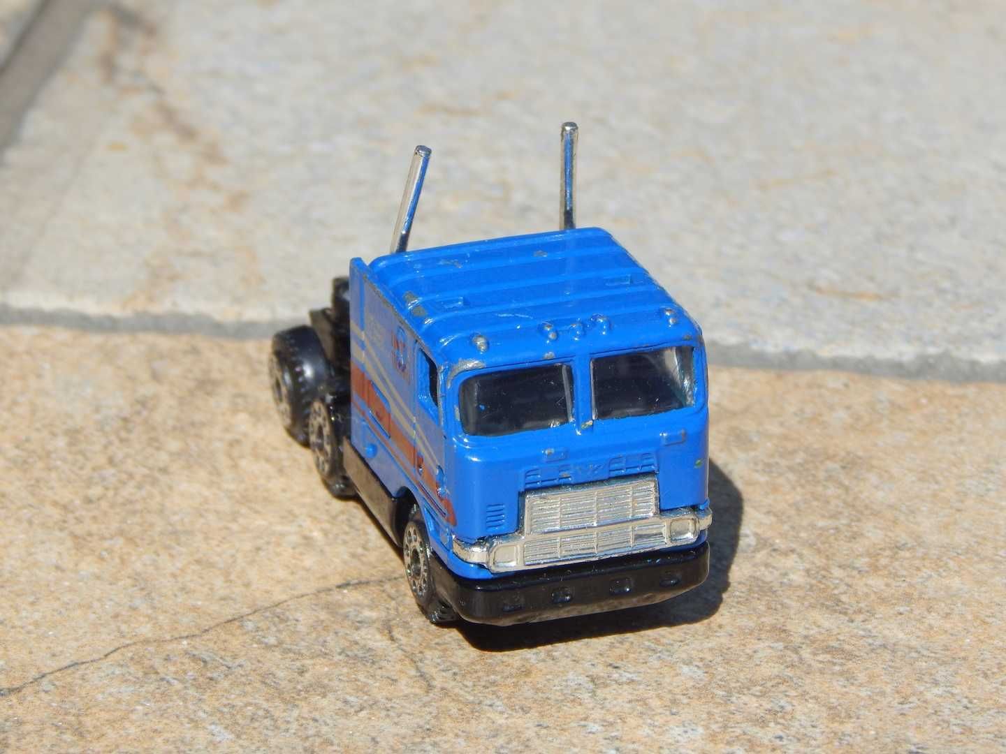 Macheta camion International 9700 1990 Long Beach scara 1:87