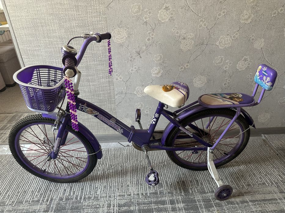 Детский велосипед, 14–16", с корзинкой и боковыми колёсами