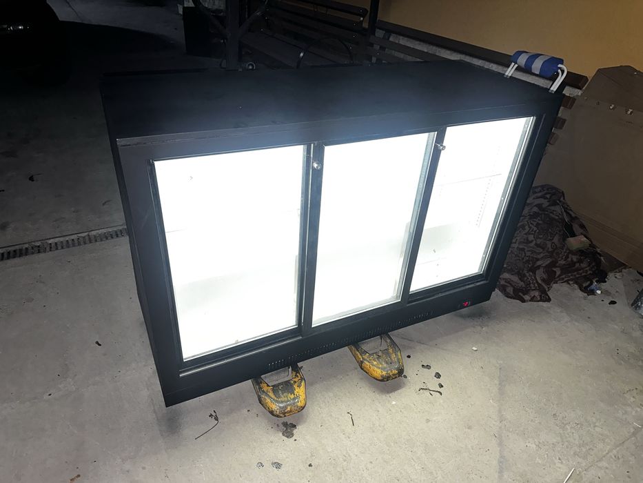 Подбарова хладилна витрина 3врати