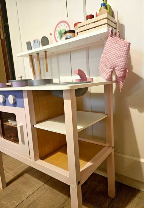 Детска кухня от дърво + много уреди и аксесоари