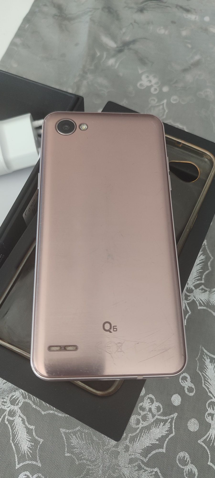 Продавам Телефон LG Q6