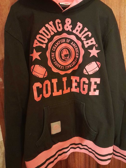 Дамски суитшърт, в два цвята, топъл, подходящ за тренировки.