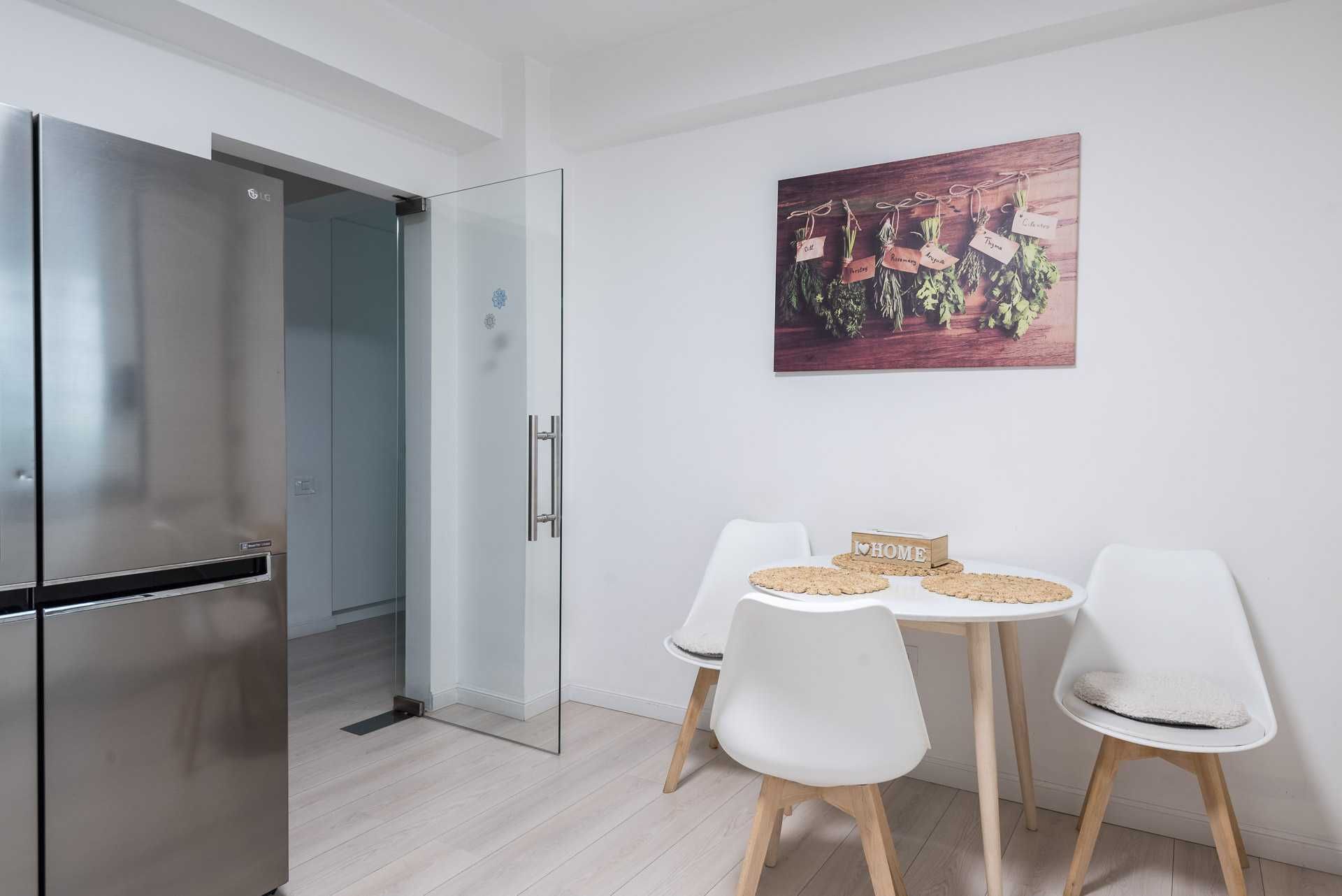 Inchiriez duplex 4 camere+ curte + parcare subterana