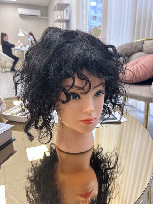 Къдрава перука (естествен косъм) + козирка с опашка