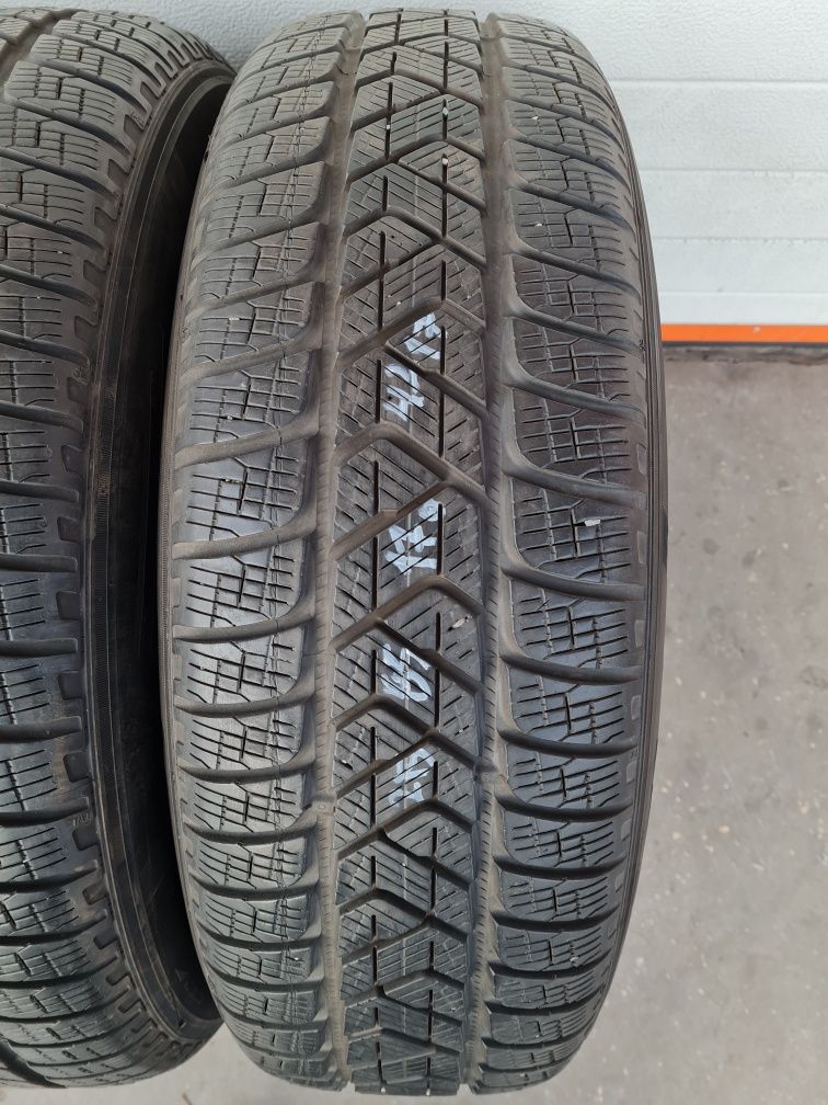 Зимни гуми 4 броя PIRELLIScorpion 215 65 R17 дот 4217