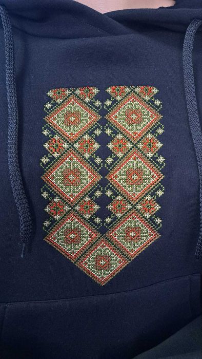 Худи с бродерия шевица