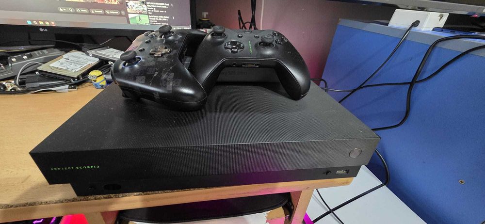Xbox ONE X de 1 TB, Limited Edition SCORPIO
maneta originala