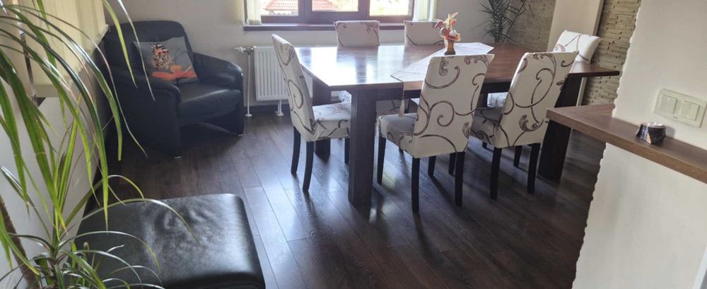 масивна маса от бук, 10 бр. дървени столове с тапицерия.