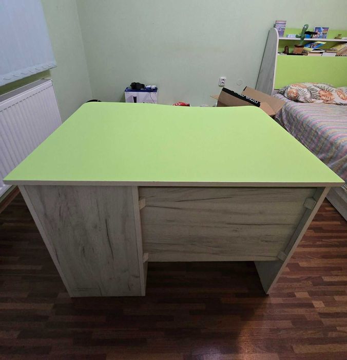 Ученическо бюро в отлично състояние