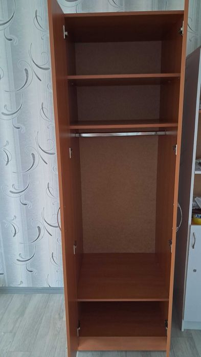 Продается шкаф двухдверный