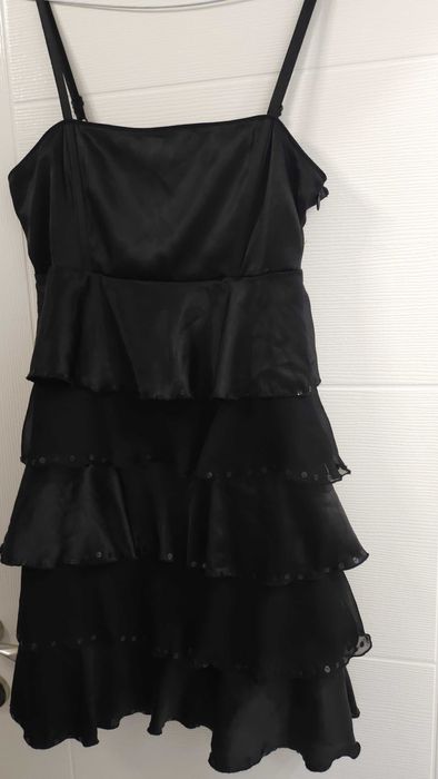 Черна рокля сатен и шифон с паети