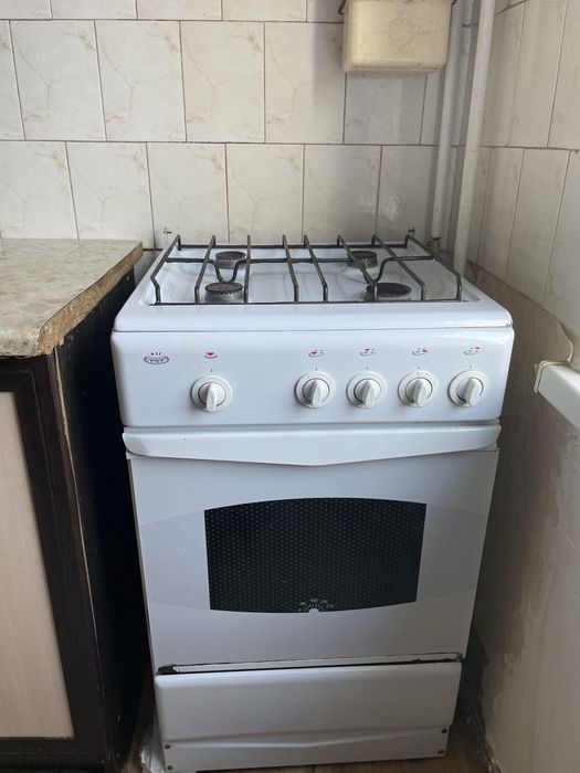 Газ плита с духовкой в рабочем состоянии
