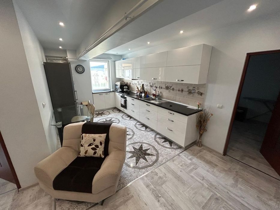 Închiriez apartament 3 camere  nou  cu lift