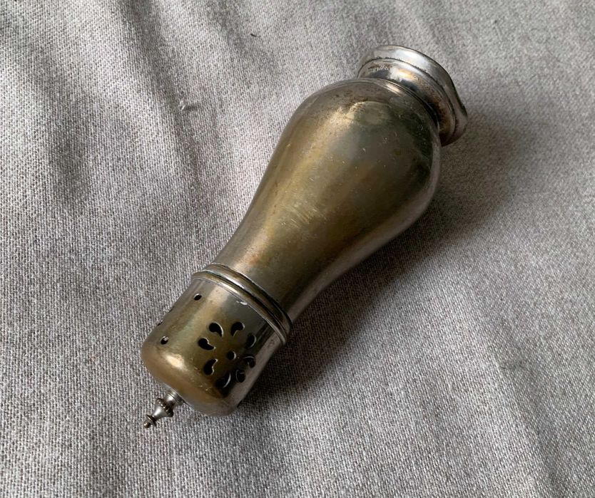 Solnita vintage argintata tip sugar caster muffiner pentru zahar pudra