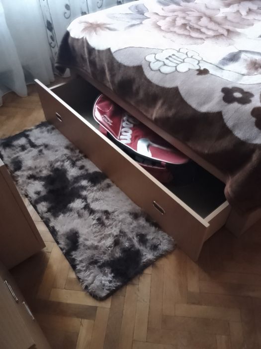 Vând foarte avantajos set dormitor