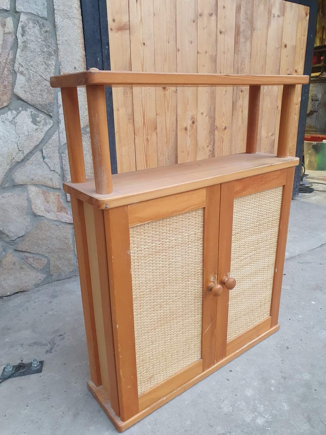 Дървено шкафче за подправки