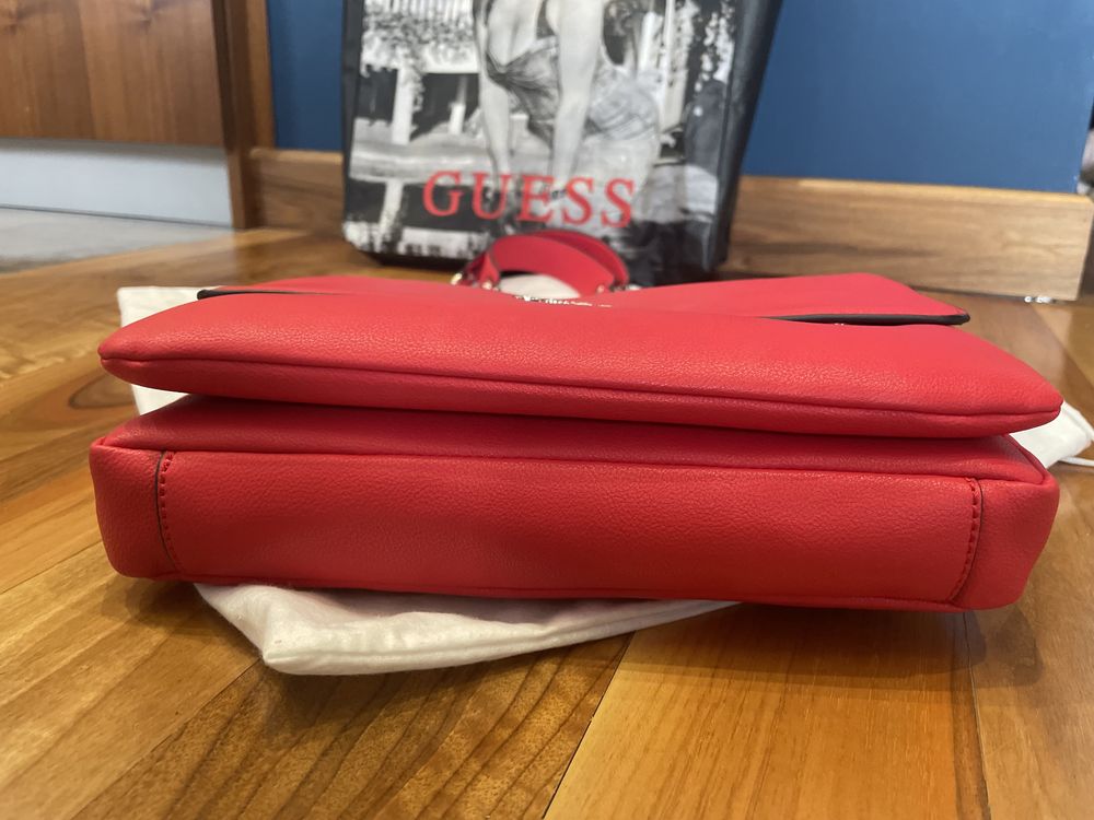Дамска чанта Guess
